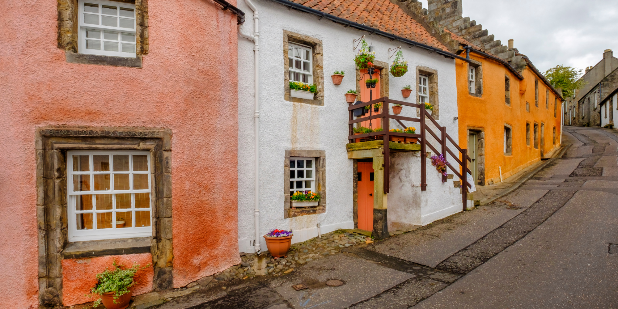 The village of Culross: In Outlander as Cranesmuir is a notable location, featuring the home of Geillis Duncan, and serves as the backdrop for outdoor scenes during and after the witch trial.